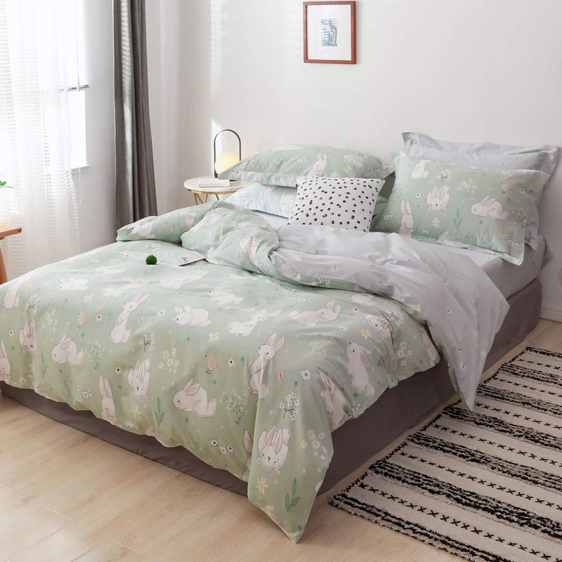 BlueBlue طقم غطاء لحاف أطفال أرنب أزرق أزرق كوين، 100% قطن للفتيان والفتيات والمراهقين، نمط لطيف لطباعة أرنب أبيض وزهور على خلفية خضراء فاتحة، 1 غطاء لحاف كامل و2 غطاء وسادة (كوين) - Image 2